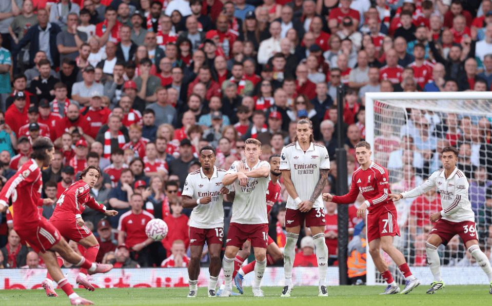 毛彪附体！四川一高校辅导员单刀面对大空门滑倒滚进球网（四川高校辅导员单刀面对空门失足，连人带球滚入球网）