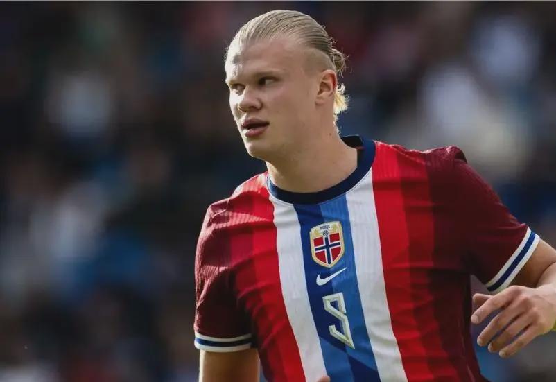 梅西太内向了，主持人说第一句就想拿着奖杯走，不到三年拿四冠（梅西被调侃太内向：刚开口就想捧杯走人，三年未满豪取四冠）