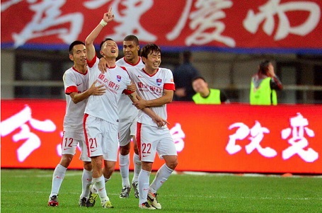 广州小学生观战轮椅篮球赛为运动员加油（广州小学生现场观赛为轮椅篮球运动员加油）