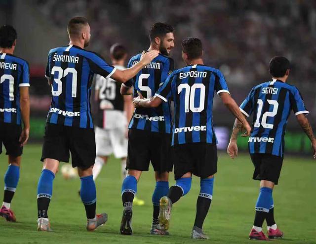 西媒：米利唐训练中途接受包扎处理，阿隆索亲自上场顶替他（西媒：米利唐训练中途受伤包扎，阿隆索亲自上阵顶替）