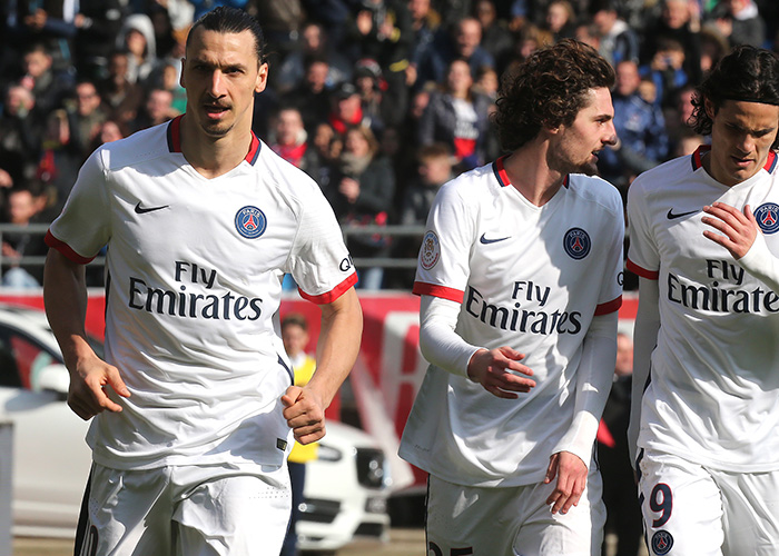 国脚伤愈复出，送出助攻稳定军心（国脚康复回归，一记助攻稳住士气）